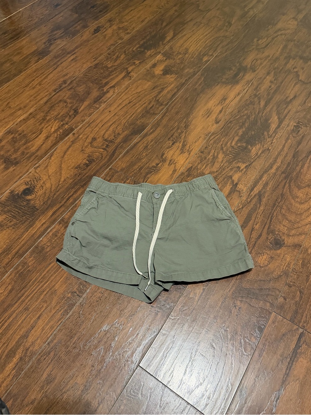 Vuori women’s green ripstop shorts size small